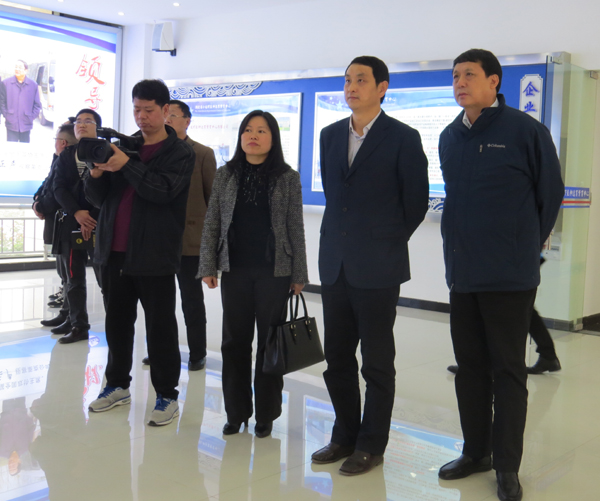 湖北省经信厅党组书记刘海军视察莱克小龙虾良种选育繁育中心